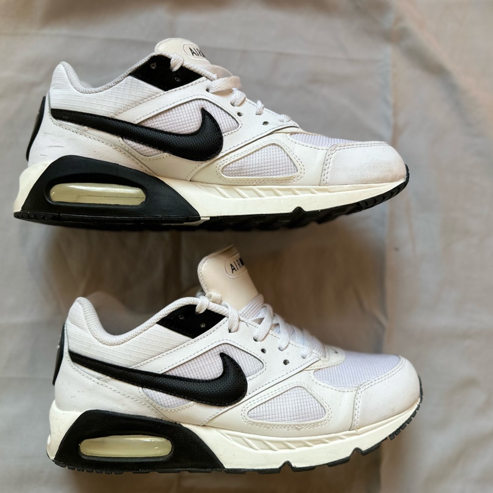 Men’s Nike AirMax size 9